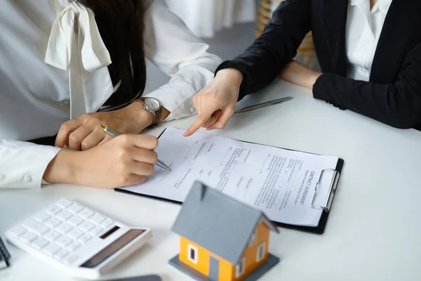 Garantie Hypotheek Overeenkomst Contract Ondertekend Makelaar Wijzen Naar Documenten Voor — Stockfoto