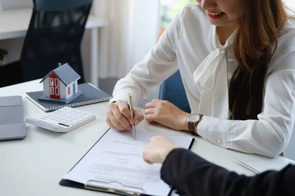 Garantia Hipoteca Acordo Contrato Sinal Cliente Está Assinando Documento Contrato — Fotografia de Stock