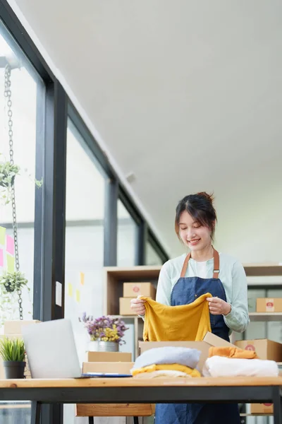 Portrait Small Startup Asian Female Entrepreneur Sme Owner Picking Yellow — Stockfoto