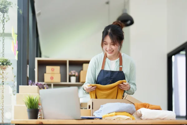 Portrait Small Startup Asian Female Entrepreneur Sme Owner Picking Yellow — Stockfoto