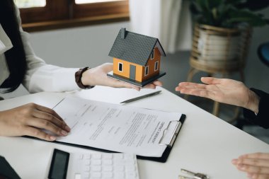 Garanti, mortgage, anlaşma, sözleşme, imza, emlakçı önemli sözleşme belgelerini imzaladıktan sonra evi müşteriye teslim eder..