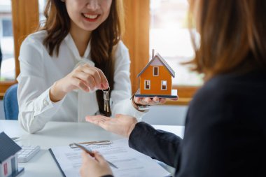 Garanti, mortgage, anlaşma, sözleşme, imza, emlakçı önemli sözleşme belgelerini imzaladıktan sonra anahtarı müşteriye teslim eder..