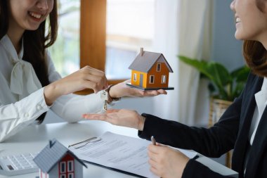 Garanti, mortgage, anlaşma, sözleşme, imza, emlakçı önemli sözleşme belgelerini imzaladıktan sonra anahtarı müşteriye teslim eder..