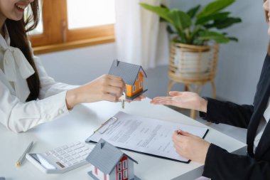 Garanti, mortgage, anlaşma, sözleşme, imza, emlakçı önemli sözleşme belgelerini imzaladıktan sonra anahtarı müşteriye teslim eder..