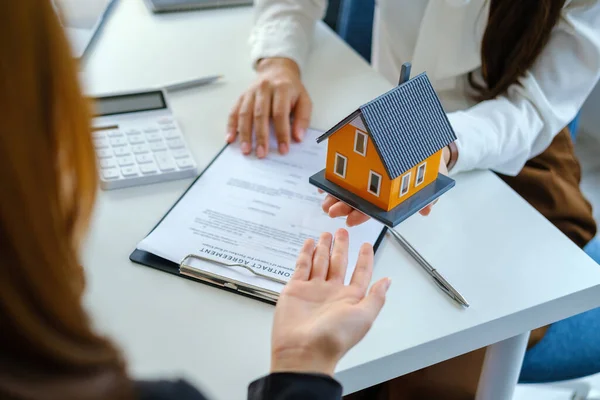 Garantie Hypotheek Overeenkomst Contract Ondertekenen Makelaar Levert Het Huis Aan — Stockfoto