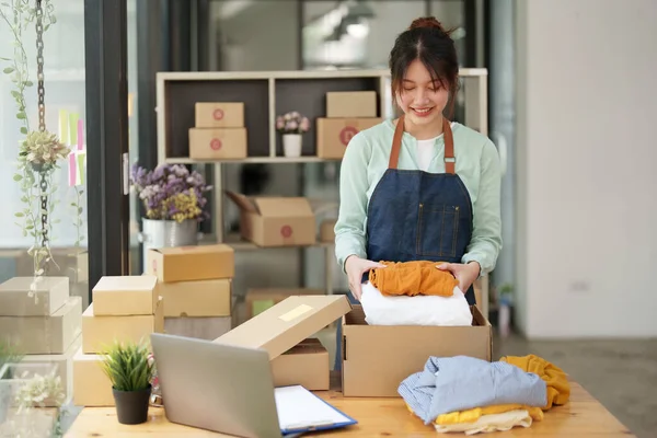 Portrait Small Startup Asian Female Entrepreneur Sme Owner Picking Yellow —  Fotos de Stock