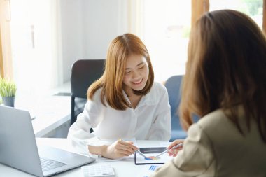 Beyin Fırtınası, Danışmanlık, Veri Analizi, Planlama, Pazarlama ve Muhasebe, Ekonomist, Yatırım belgelerine işaret eden bir kalem tutuyor.