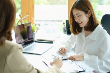 Finansal, Beyin Fırtınası, Veri Analizi, Planlama, Pazarlama ve Muhasebe, Ekonomist, diğer şirketlerle rekabet etmek için kar elde etme üzerine ortaklarla yatırım belgeleri hesaplamak için hesap makinesi kullanan