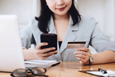 Çevrimiçi Alışveriş ve İnternet Ödemeleri, Asya wonam kredi kartı ve cep telefonlarını online alışveriş yapmak veya dijital dünyada ayak işleri yapmak için kullanıyor