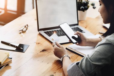 Çevrimiçi Alışveriş ve İnternet Ödemeleri, Asya wonam kredi kartı ve cep telefonlarını online alışveriş yapmak veya dijital dünyada ayak işleri yapmak için kullanıyor