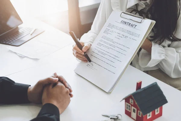 Garantie Hypotheek Overeenkomst Contract Ondertekenen Mannelijke Cliënt Die Pen Aan — Stockfoto