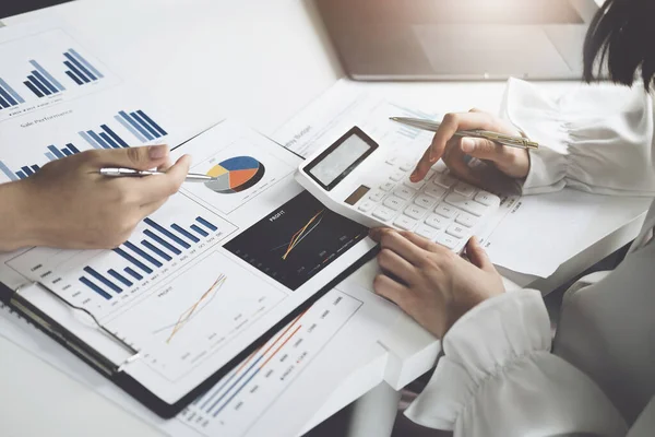 Financial Brainstorming Data Analysis Planning Marketing Accounting Economist Using Calculator — Foto de Stock