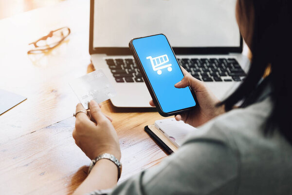 Интернет-шопинг и интернет-платежи, азиатские чудеса используют свой мобильный телефон и кредитную карту для совершения покупок онлайн или выполнения поручений в цифровом мире.