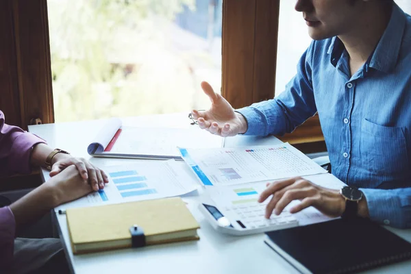 Conceito Trabalho Equipe Consulta Economista Apontando Orçamento Finanças Documentos Investimento — Fotografia de Stock