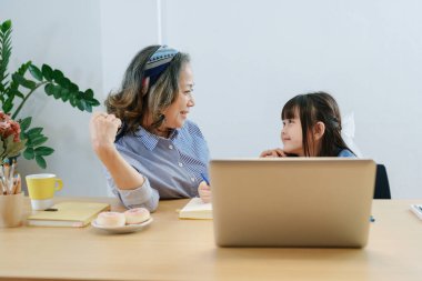 Asyalı portre, torun torun büyükanne, büyükanne ve torun torunların yeteneklerini geliştirmek için etkinliklere katılmaktan mutluluk duyarlar..