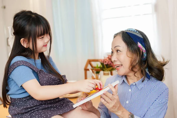 아시아 초상화 손녀들도 자녀들의 능력을 향상시키기 활동에 기쁘게 — 스톡 사진