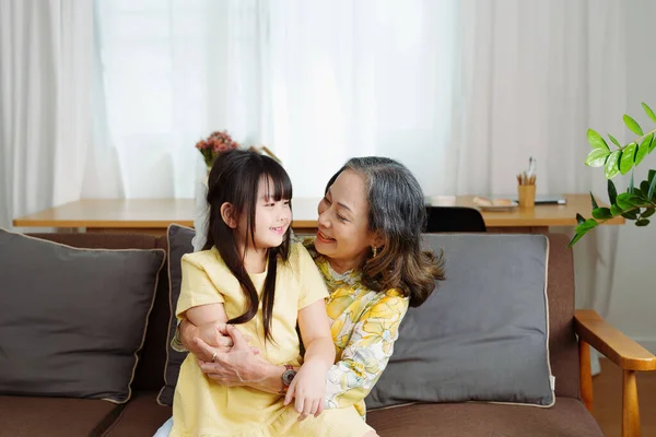 Retrato Asiático Abuela Nieta Haciendo Actividades Ocio Abrazándose Para Mostrar — Foto de Stock