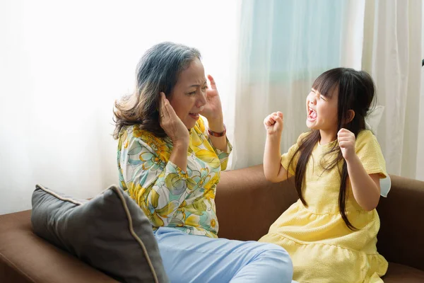 Retrato Asiático Nieta Expresando Disgusto Gritándole Abuela Cubriéndose Los Oídos — Foto de Stock