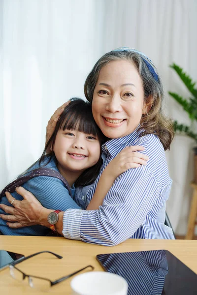 아시아의 초상화 할머니와 손녀가 활동을 서로에 보살핌을 보이기 포옹하는 — 스톡 사진
