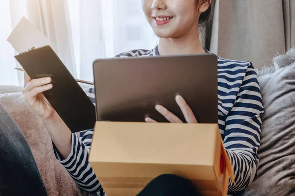 Online Merchandising Geschäftsidee Schönes Mädchen Mit Tablet Computer Bestellungen Überprüfen — Stockfoto