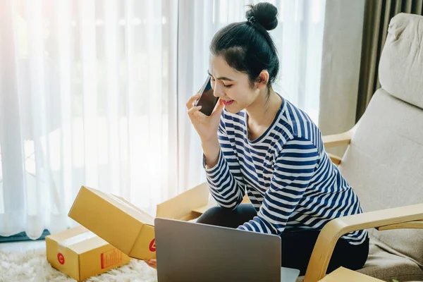 Geschäftsidee Für Online Merchandising Schönes Mädchen Telefoniert Und Hält Einen — Stockfoto