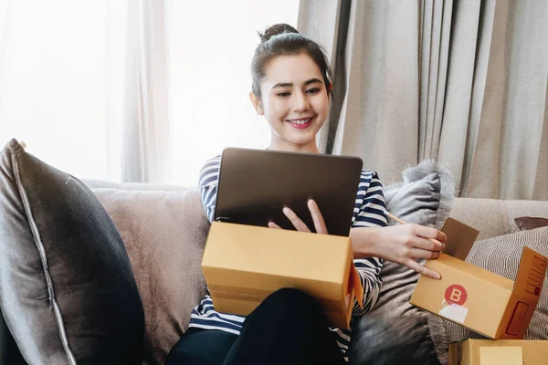 Online Merchandising Geschäftsidee Schöne Mädchen Mit Ipad Bestellungen Überprüfen Pakete — Stockfoto