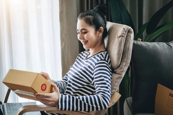 Idea Negocio Merchandising Línea Muchacha Hermosa Que Sostiene Una Caja —  Fotos de Stock