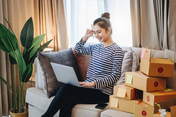Online Merchandising Geschäftsidee Ein Schönes Mädchen Verwendet Einen Computer Bestellungen — Stockfoto