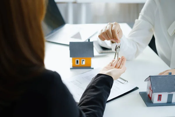 Garanti, mortgage, anlaşma, sözleşme, imza, emlakçı önemli sözleşme belgelerini imzaladıktan sonra anahtarları müşteriye teslim eder..