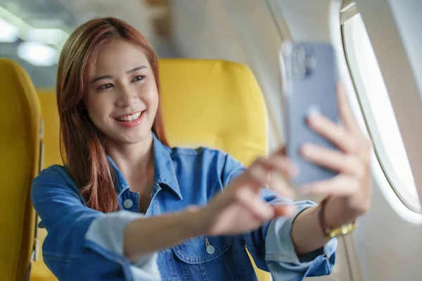 Resor Turism Företag Porträtt Kvinna Som Använder Sin Telefon Selfie — Stockfoto