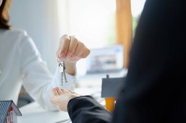 Garanti, mortgage, anlaşma, sözleşme, imza, emlakçı önemli sözleşme belgelerini imzaladıktan sonra anahtarları müşteriye teslim eder..