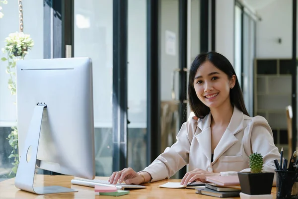 Análisis Datos Cálculo Del Presupuesto Investigación Gestión Riesgos Retrato Mujeres — Foto de Stock