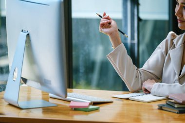 veri analizi, bütçe hesaplaması, araştırma, risk yönetimi, şirket kârını artırmak için sermaye planlamasında bilgisayar ve mali belgeleri kullanan Asyalı kadınlar.