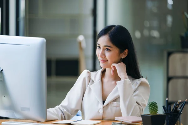 Datenanalyse Budgetberechnung Forschung Risikomanagement Porträt Asiatischer Frauen Die Computer Und — Stockfoto