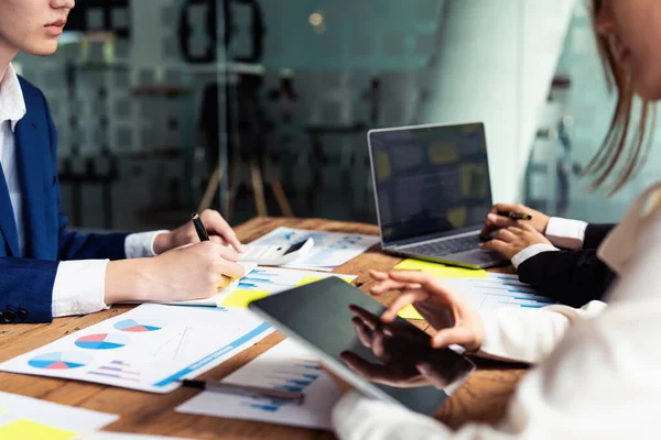 Hombre Negocios Con Pluma Para Tomar Notas Que Resumen Estrategia — Foto de Stock