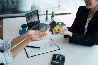 Garanti, mortgage, anlaşma, sözleşme, imza, emlakçı önemli sözleşme belgelerini imzaladıktan sonra evi müşteriye teslim eder..