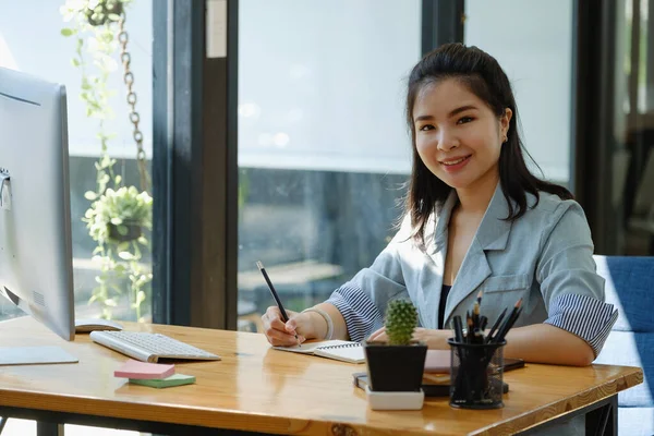 Jóvenes Economistas Contables Financieros Inversores Están Utilizando Portátiles Computadoras Para — Foto de Stock