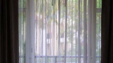 Perdeler rüzgârla savruldu..