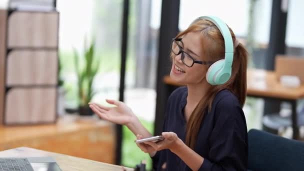 Asian Woman Wearing Headphones Listening Music Her Phone Relax — 图库视频影像