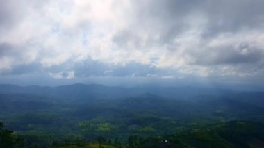  Doğal vadilerdeki hava aracı görüntüleri, hareket eden bulutlar ve güneş ışığı, dağlar ve çayırlar..