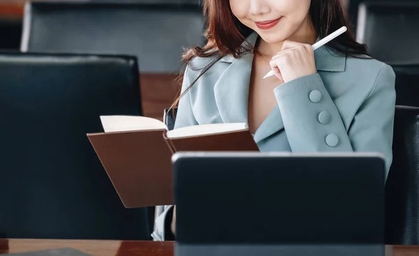Asia Woman Entrepreneur Businesswoman Showing Smiling Face While Reading Book — Stockfoto