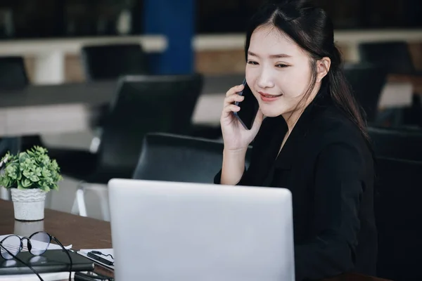 Female Business Woman Using Telephone Communicate Colleagues Financial Planning Investment — 스톡 사진