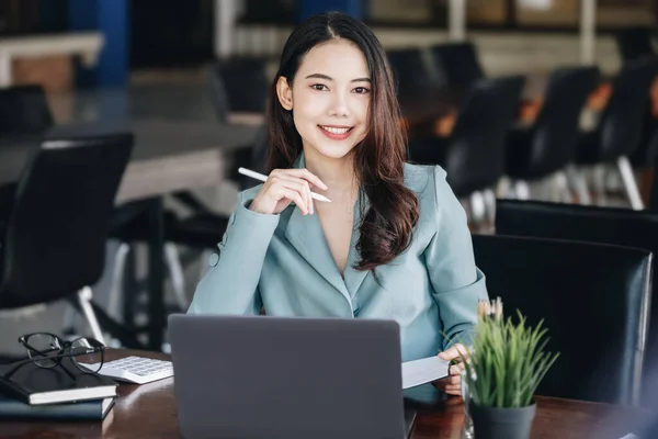 Mujer Empresaria Empresaria Asia Mostrando Una Cara Sonriente Mientras Lee — Foto de Stock