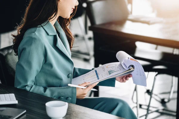 Unga Ekonomer Eller Revisorer Eller Finansiärer Och Investerare Granskar Budgetdokument — Stockfoto