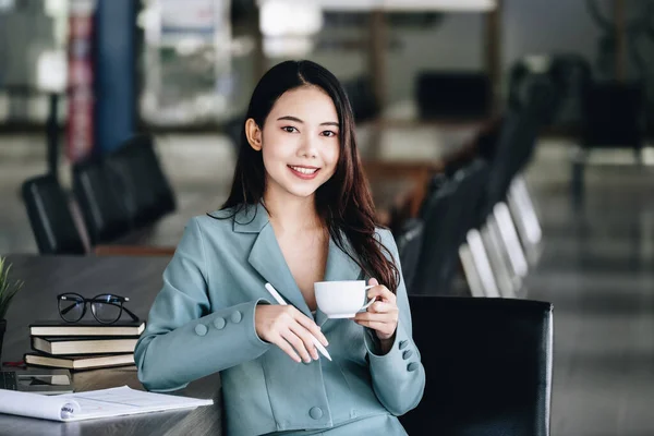 Joven Economista Contador Financiero Inversor Está Tomando Café Mientras Lee — Foto de Stock