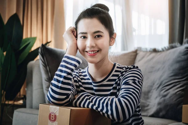 Online Πώληση Επιχειρηματική Ιδέα Όμορφο Κορίτσι Χαμογελώντας Ευτυχώς Από Την — Φωτογραφία Αρχείου