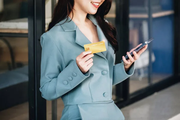 Online Shopping Internet Payments Beautiful Asian Women Using Credit Cards — Stockfoto