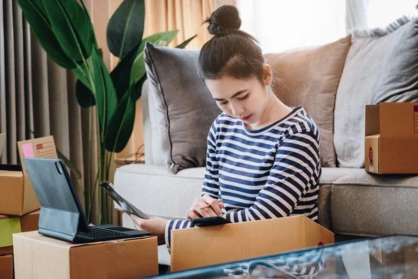 Online Verkauf Geschäftsidee Schönes Mädchen Überprüft Die Produkte Die Kunden — Stockfoto