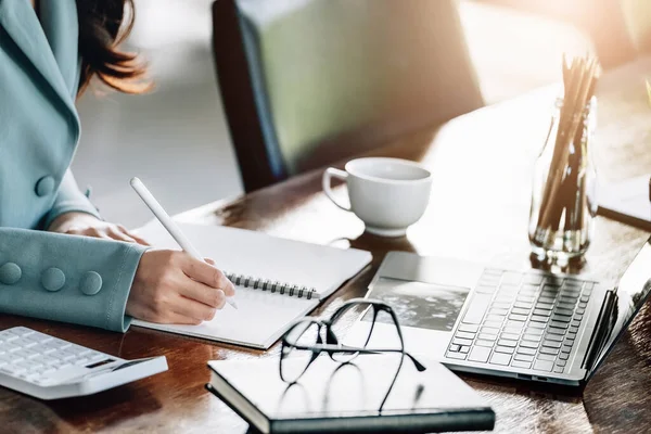 Women Holding Pen Notebook Computers Analyze Stock Markets Quantitative Data — Stockfoto