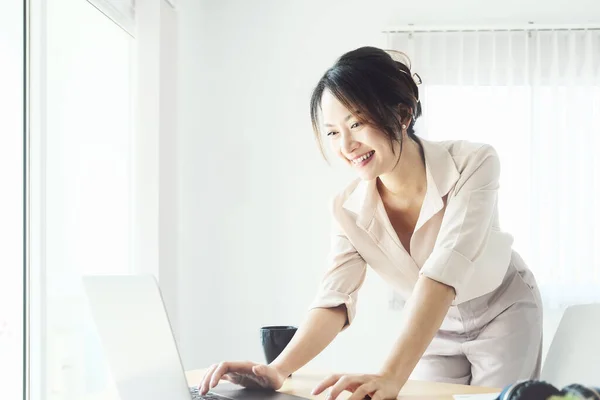 New Normal Businesswoman Using Computer Work Company Internet Your Desk — Φωτογραφία Αρχείου